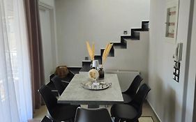 Mary'S Luxury Apartment Nemea 1